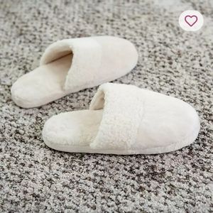 2 for $20 NWT - Kirkland's Luxurious Ivory Teddy Cuff Slippers, Small